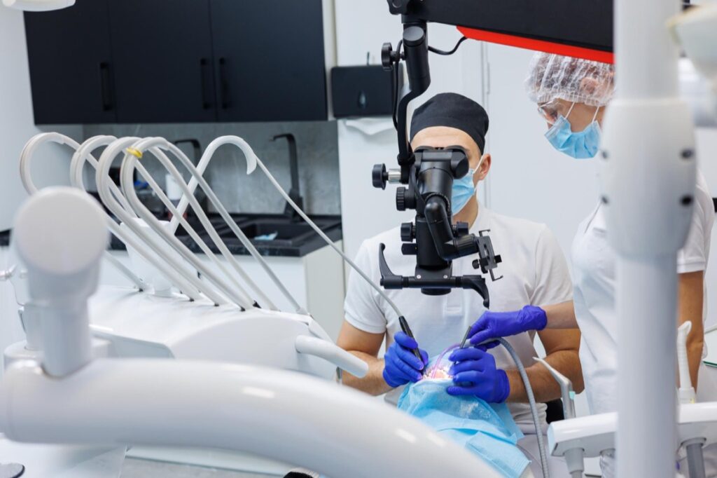 W dzisiejszych czasach dentystyka rozwija się w niesamowitym tempie, a jednym z kluczowych narzędzi, które wpływają na ten rozwój, jest mikroskop stomatologiczny (
