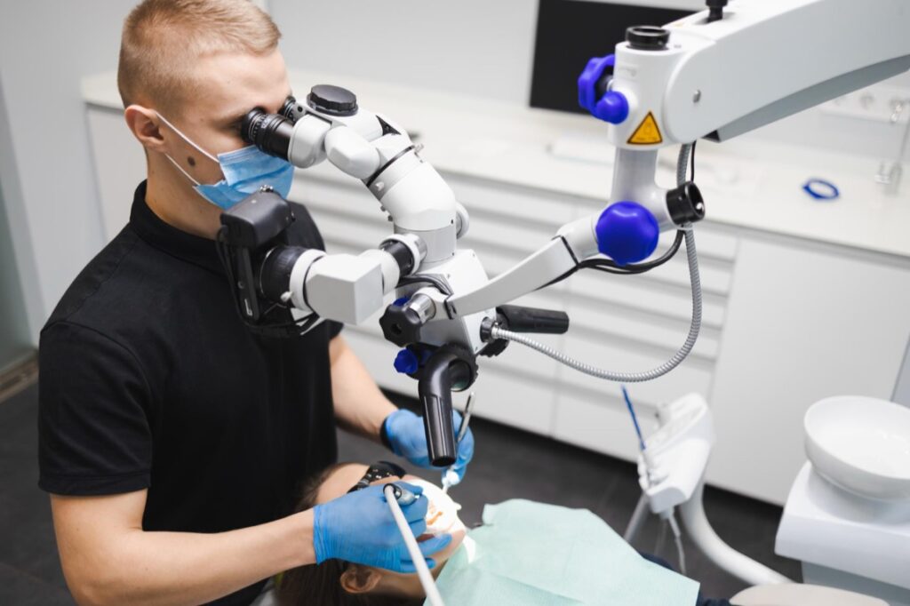 W dzisiejszych czasach dentystyka rozwija się w niesamowitym tempie, a jednym z kluczowych narzędzi, które wpływają na ten rozwój, jest mikroskop stomatologiczny (